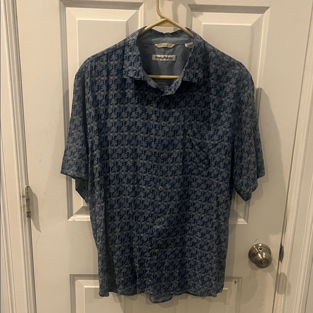Tommy Bahama Blue Geometric palm tree Short Sleeve Shirt. Size Large